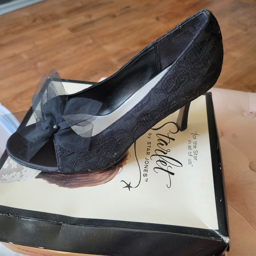 Black pumps
